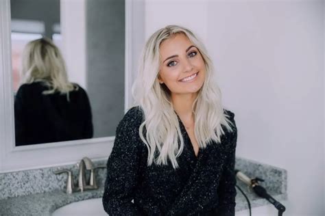 Aspyn Ovard’s Age, Birthday, Bio, Wiki, and Nationality She was born on 15th April 1996, in Utah, United States of America with an astrological sign Aries. She is a 27 years old young lady having a keen interest in fashion and make-up. 